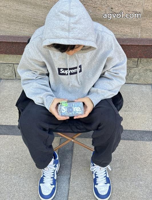 パーカーSUPREMEブランド コピースタイリッシュな印象 冬限定 セレブに大人気._0_4