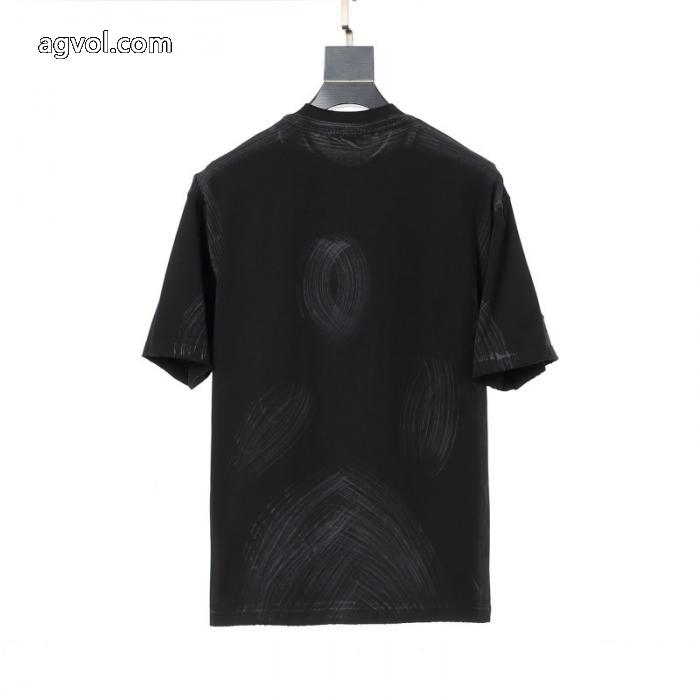 MONCLERスーパー コピー ブランド半袖Tシャツ新作登場 心惹かれるスタイル 雑誌掲載_0_3