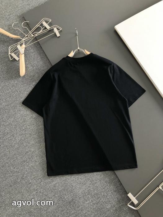 プラダ半袖Tシャツ再入荷が嬉しい2026 今話題の最新作 肌触りのいい  スーパー コピー ブランド 専門_1_0