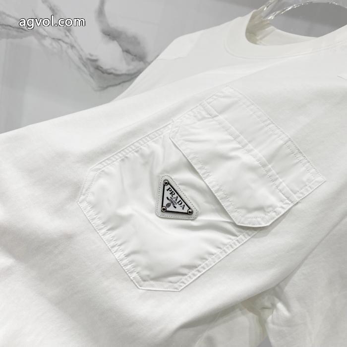 ブランド 偽物PRADA半袖Tシャツ肌触りの気持ちい〜  毎年定番 2026トレンド先取り_0_1