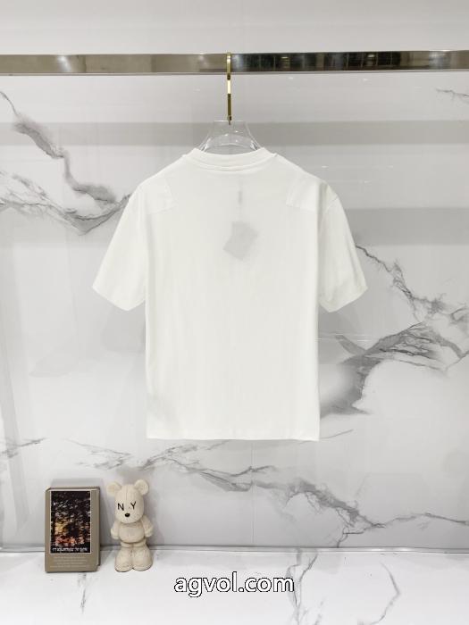 ブランド 偽物PRADA半袖Tシャツ肌触りの気持ちい〜  毎年定番 2026トレンド先取り_0_3