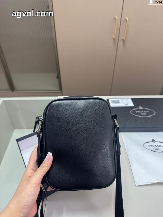 超人気モデル入荷 最終価格 注目のアイテムバッグPRADA偽 ブランド _0_1
