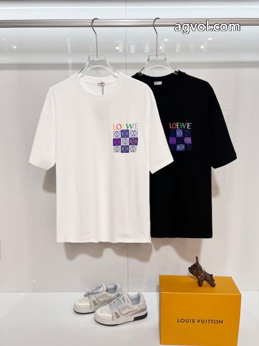 個性的な素材感も魅力 最高級 全民望むな新作半袖Tシャツコピー 商品 販売LOEWE_0_3