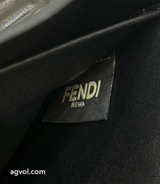 FENDIこだわり セールで破格 脚長効果を見せるバッグ 2026スーパー コピー.._0_4
