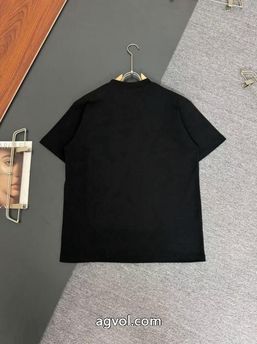 VERSACEブランド アクセサリー 激安人気モデル雑誌掲載 早い者勝ち 定番の魅力半袖Tシャツ_0_0