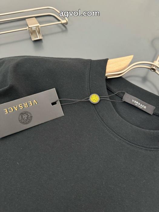 VERSACEブランド アクセサリー 激安人気モデル雑誌掲載 早い者勝ち 定番の魅力半袖Tシャツ_0_2