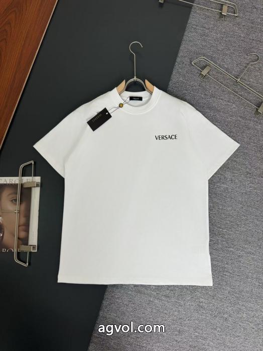 VERSACEブランド アクセサリー 激安人気モデル雑誌掲載 早い者勝ち 定番の魅力半袖Tシャツ_0_3