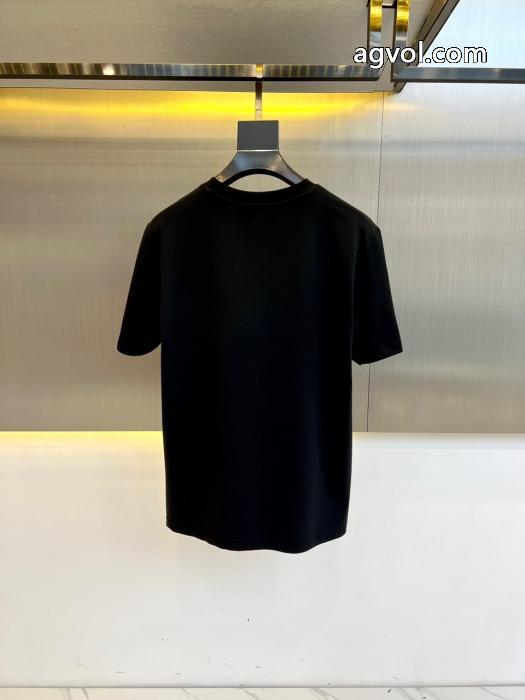 コピー 商品 ブランドVERSACE半袖Tシャツ店舗完売品 最強の定番コーデ 大人気再登場 _0_1
