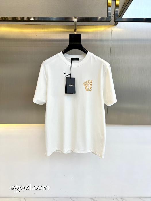コピー 商品 ブランドVERSACE半袖Tシャツ店舗完売品 最強の定番コーデ 大人気再登場 _0_3