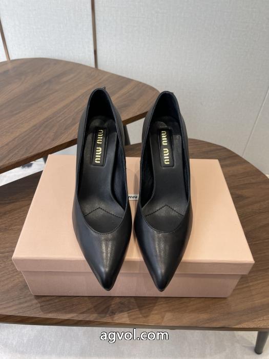 最旬アイテム 憧れの 魅力を放つMIUMIUブーツブランドコピー.._0_0