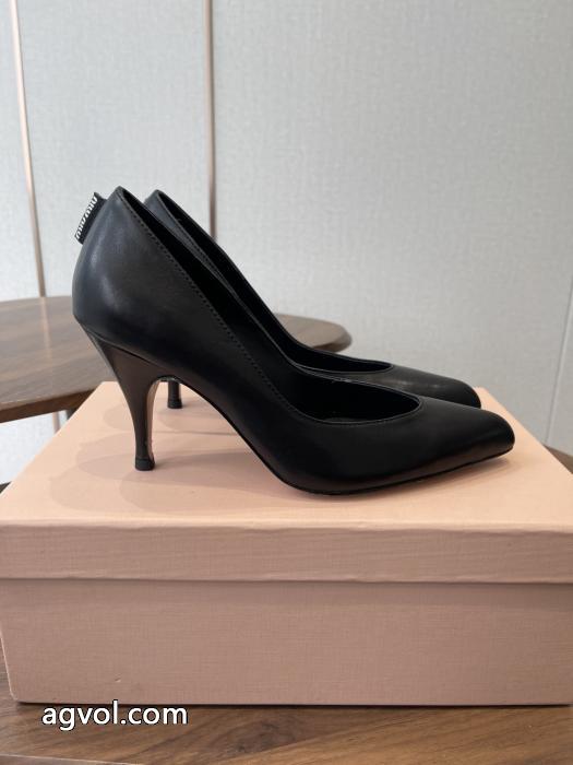 最旬アイテム 憧れの 魅力を放つMIUMIUブーツブランドコピー.._0_1