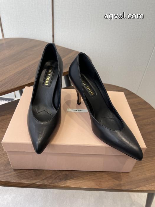 最旬アイテム 憧れの 魅力を放つMIUMIUブーツブランドコピー.._0_2