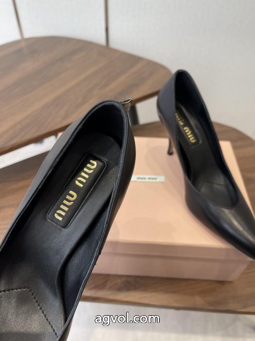 最旬アイテム 憧れの 魅力を放つMIUMIUブーツブランドコピー.._0_3