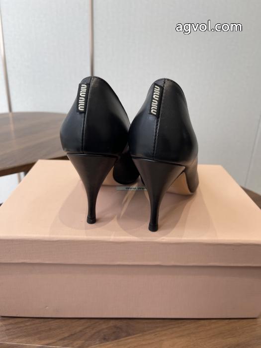 最旬アイテム 憧れの 魅力を放つMIUMIUブーツブランドコピー.._0_4