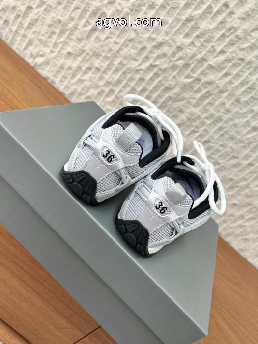 スニーカー最も注目する 毎日大活躍  上品なカジュアルコーデにバレンシアガブランド 偽物 通販._0_5