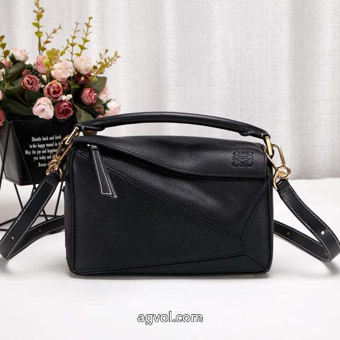 ブランド コピー 通販バッグ美品！    大人っぽい雰囲気 高品質素材を使っているLOEWE.._0_0