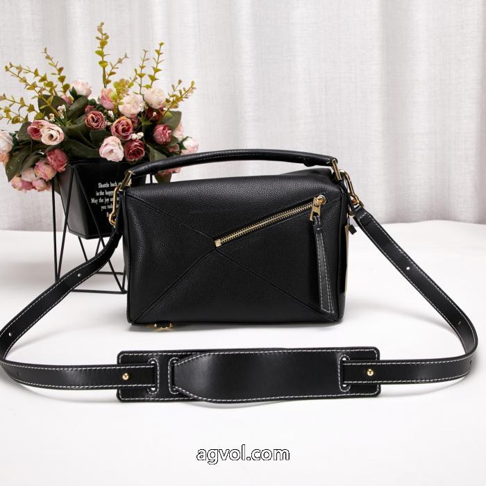 ブランド コピー 通販バッグ美品！    大人っぽい雰囲気 高品質素材を使っているLOEWE.._0_1