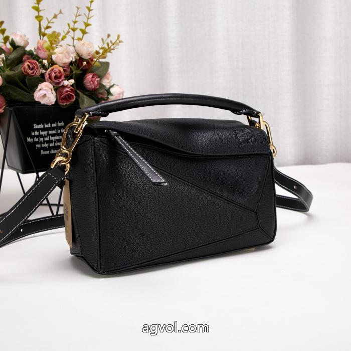 ブランド コピー 通販バッグ美品！    大人っぽい雰囲気 高品質素材を使っているLOEWE.._0_2