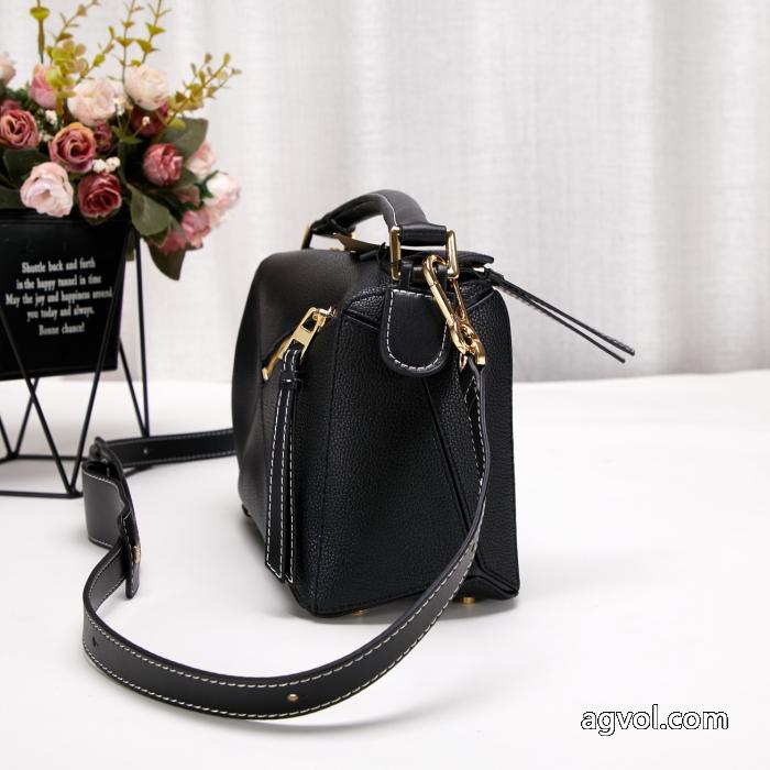 ブランド コピー 通販バッグ美品！    大人っぽい雰囲気 高品質素材を使っているLOEWE.._0_3