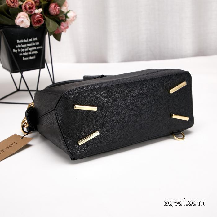 ブランド コピー 通販バッグ美品！    大人っぽい雰囲気 高品質素材を使っているLOEWE.._0_5