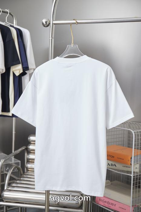 PRADA半袖Tシャツ2026季節限定 夏のコーデにぴったり ～希少   ブランド コピー_0_1
