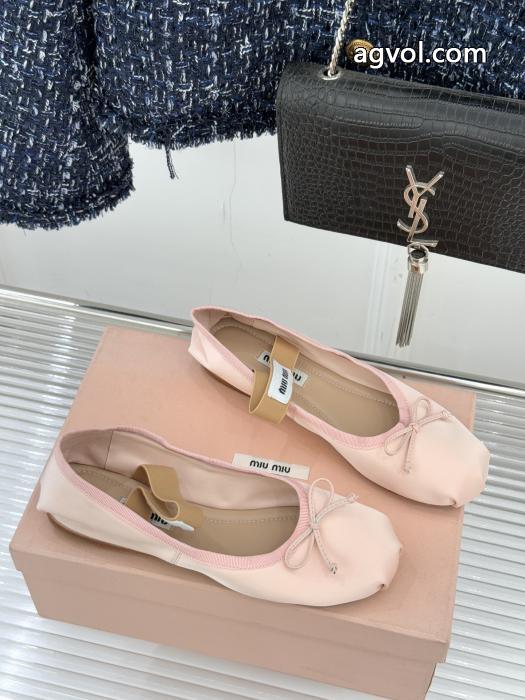 ブーツMIUMIU偽物 ブランドきれいめな印象で着こなし ずっと愛用したいアイテム 大人可愛いスタイル.._0_1