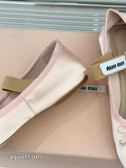 ブーツMIUMIU偽物 ブランドきれいめな印象で着こなし ずっと愛用したいアイテム 大人可愛いスタイル.._0_3