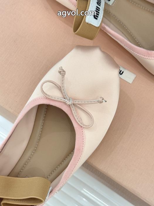 ブーツMIUMIU偽物 ブランドきれいめな印象で着こなし ずっと愛用したいアイテム 大人可愛いスタイル.._0_4