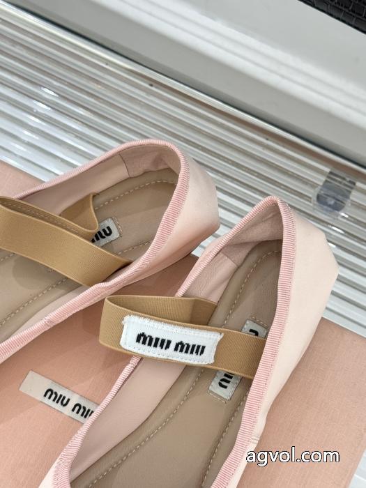 ブーツMIUMIU偽物 ブランドきれいめな印象で着こなし ずっと愛用したいアイテム 大人可愛いスタイル.._0_5