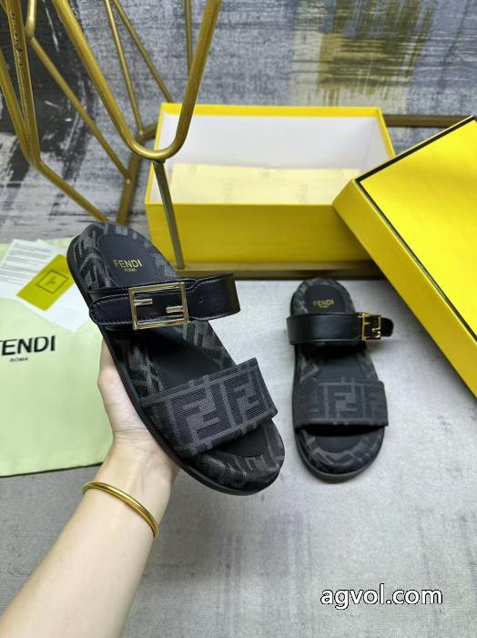 年末で限定アイテム 憧れの 実用を兼ね備えたコピー 商品 販売FENDIスリッパ._0_1