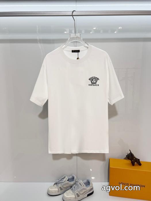 雑誌も街も人気アイテム 2026SSコレクションに新着 万能アイテムVERSACE半袖Tシャツスーパー コピー_0_2