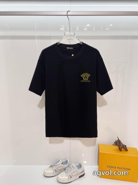 雑誌も街も人気アイテム 2026SSコレクションに新着 万能アイテムVERSACE半袖Tシャツスーパー コピー_0_3