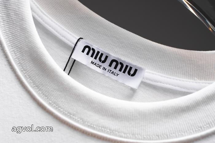 偽物 ブランド 販売半袖TシャツMIUMIUセレブ風  最新で男女兼用にもお勧め 優れた品質_0_3