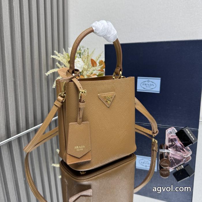 ブランド レプリカ圧倒的な高級感 高級素材を採用 ヒットする春夏コレクションプラダ&nbsp;&nbsp;&nbsp;&nbsp;.._0_2
