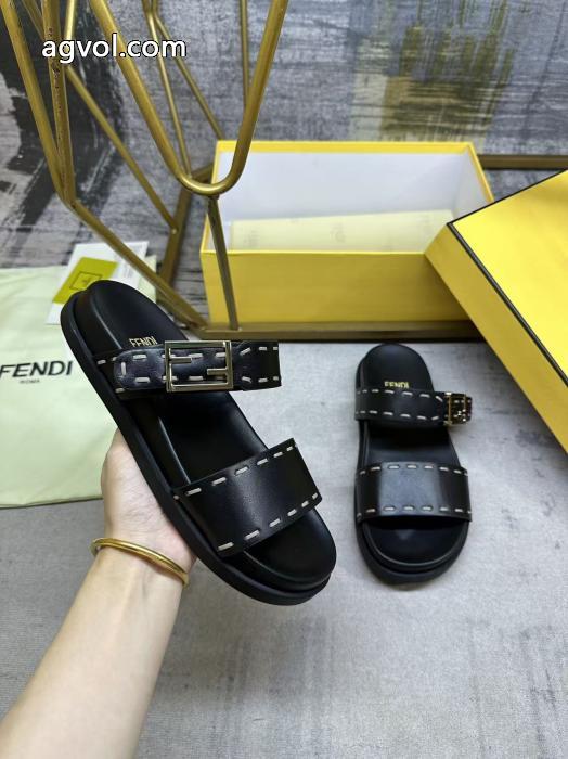 大胆なチェックの人気トレンド 完売品夏に大活躍間違いなし クリスマスプレゼントにもブランド コピースリッパフェンディ._0_1