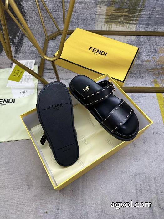 大胆なチェックの人気トレンド 完売品夏に大活躍間違いなし クリスマスプレゼントにもブランド コピースリッパフェンディ._0_5
