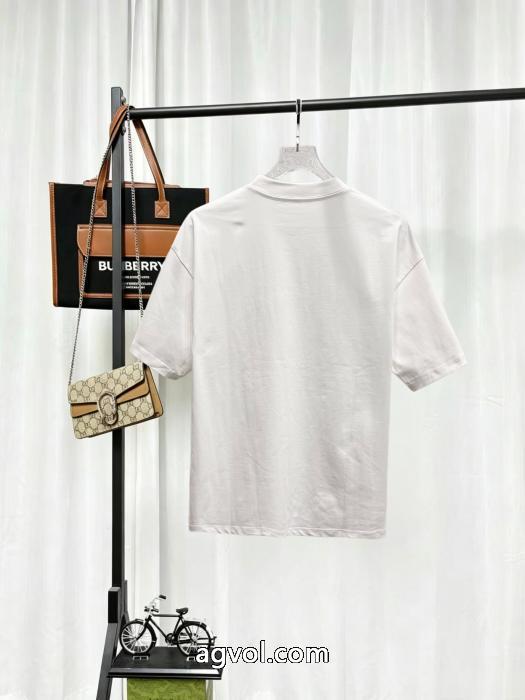 ブランド コピー s 級半袖TシャツPRADA高級感溢る 暖かな着心地 素敵デザイン未入荷ブランド_0_0
