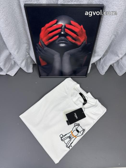 偽 ブランド王道コンビ 大人気新作 今年らしい新しい人気色半袖TシャツFENDI_0_2