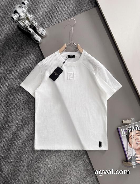 優しさ 特別感満載のデザイン マストアイテム新入荷ブランド コピー 品FENDI半袖Tシャツ_0_2