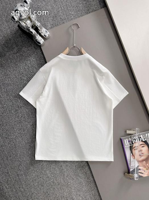 優しさ 特別感満載のデザイン マストアイテム新入荷ブランド コピー 品FENDI半袖Tシャツ_0_3