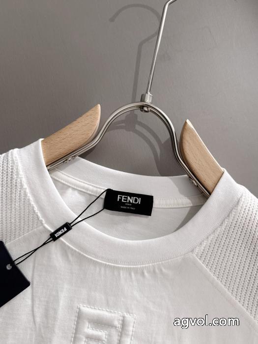 優しさ 特別感満載のデザイン マストアイテム新入荷ブランド コピー 品FENDI半袖Tシャツ_0_4