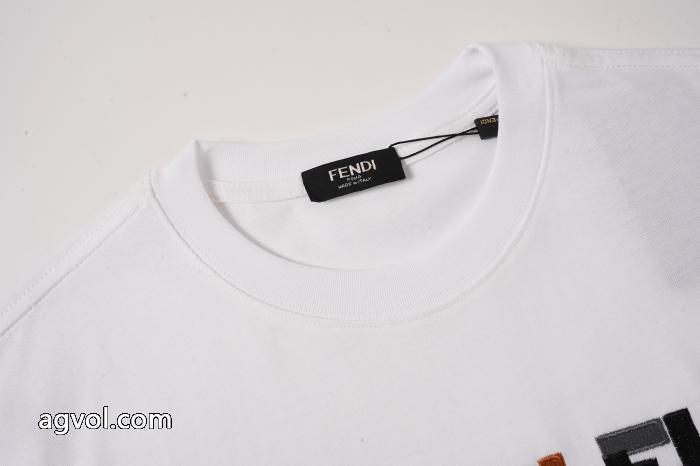 『個性』を表現出来る 人気話題 今季爆発的な人気半袖TシャツFENDI激安 ブランド 通販_0_1