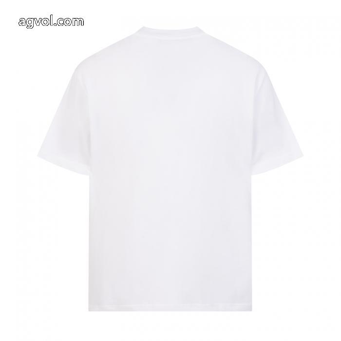 『個性』を表現出来る 人気話題 今季爆発的な人気半袖TシャツFENDI激安 ブランド 通販_0_4