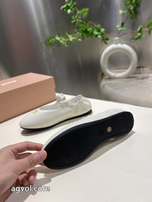 人気話題 セレブ風  圧倒的人気新着スニーカースーパー ブランド コピーMIUMIU._0_3