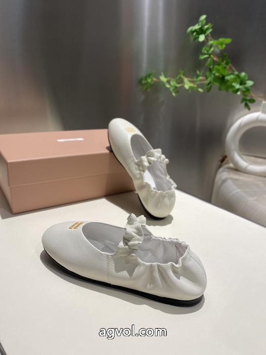 人気話題 セレブ風  圧倒的人気新着スニーカースーパー ブランド コピーMIUMIU._0_5