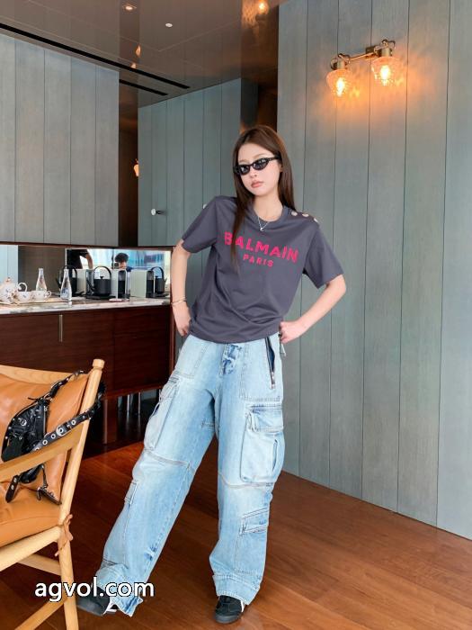 今年人気定番 今季はファション感漂う 涼しげな印象の半袖TシャツBALMAINブランド 偽物 激安 通販_0_3
