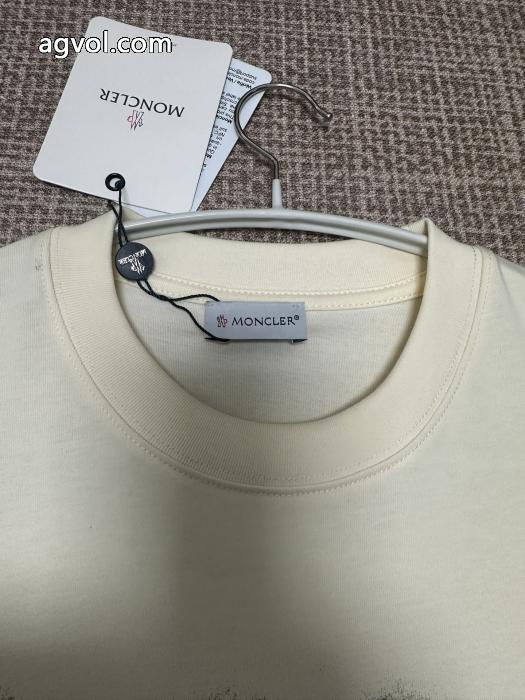 半袖Tシャツ最前線に注目 様々なシーンに セールで嬉しい入荷MONCLERコピー 商品 通販_0_1