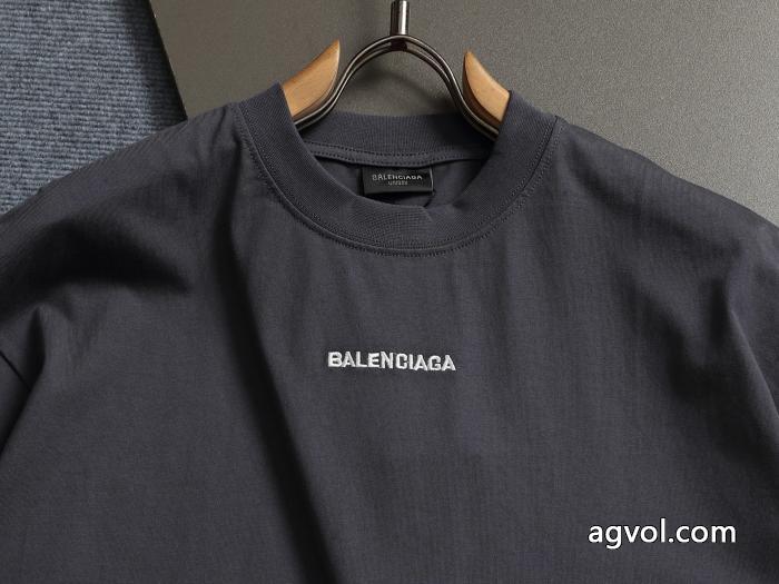 バレンシアガスーパーコピー2026半袖Tシャツ大人のブランド 魅力的 高級感も漂い_0_1