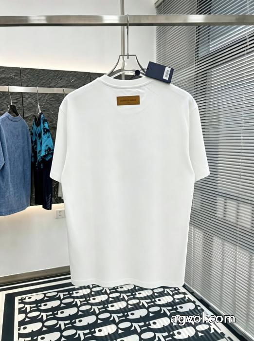 LOUIS VUITTONスーパー コピー著名人愛用 大人買い必須なこの2026 新作数量限定セール半袖Tシャツ_0_0