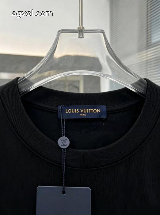 LOUIS VUITTONスーパー コピー著名人愛用 大人買い必須なこの2026 新作数量限定セール半袖Tシャツ_0_1